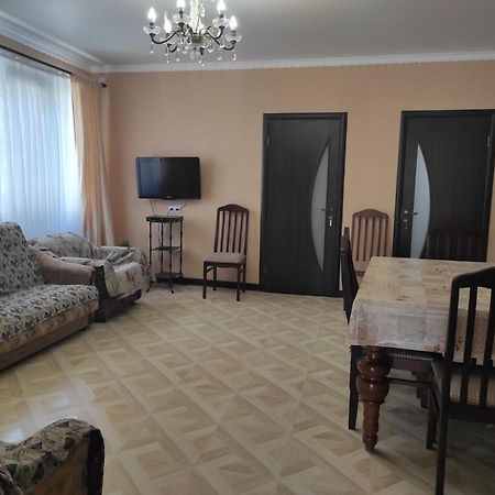 Гостевой Дом Лума Hotell Sukhumi Exteriör bild