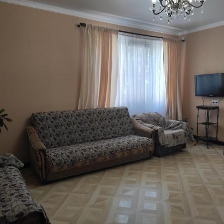 Гостевой Дом Лума Hotell Sukhumi Exteriör bild