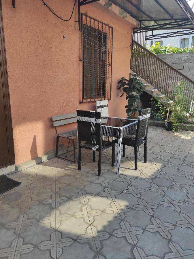 Гостевой Дом Лума Hotell Sukhumi Exteriör bild