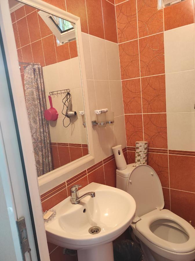 Гостевой Дом Лума Hotell Sukhumi Exteriör bild