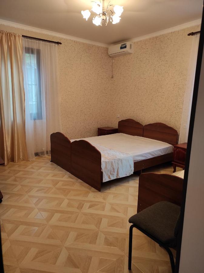 Гостевой Дом Лума Hotell Sukhumi Exteriör bild