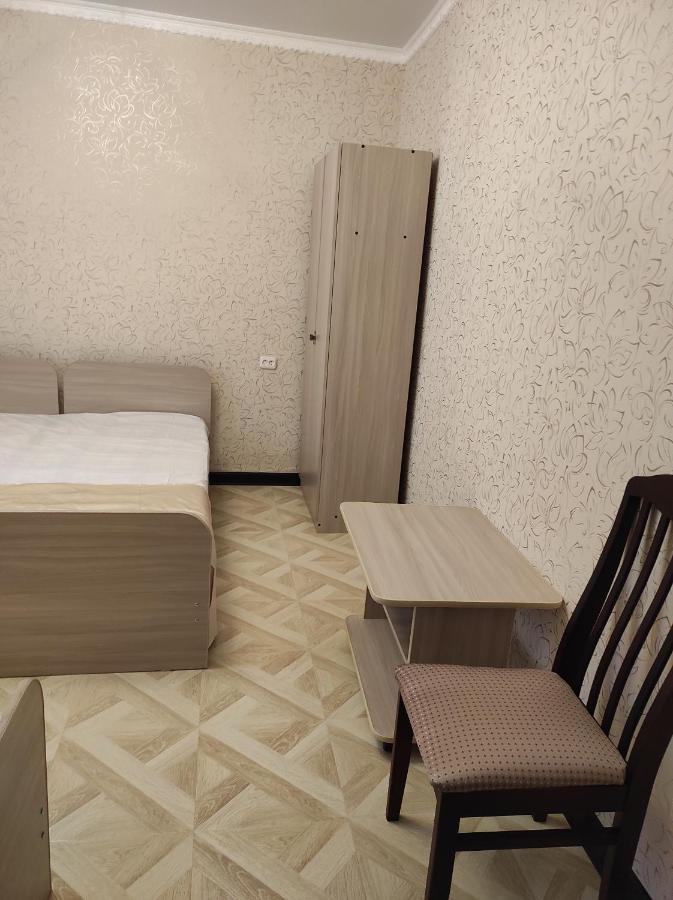 Гостевой Дом Лума Hotell Sukhumi Exteriör bild
