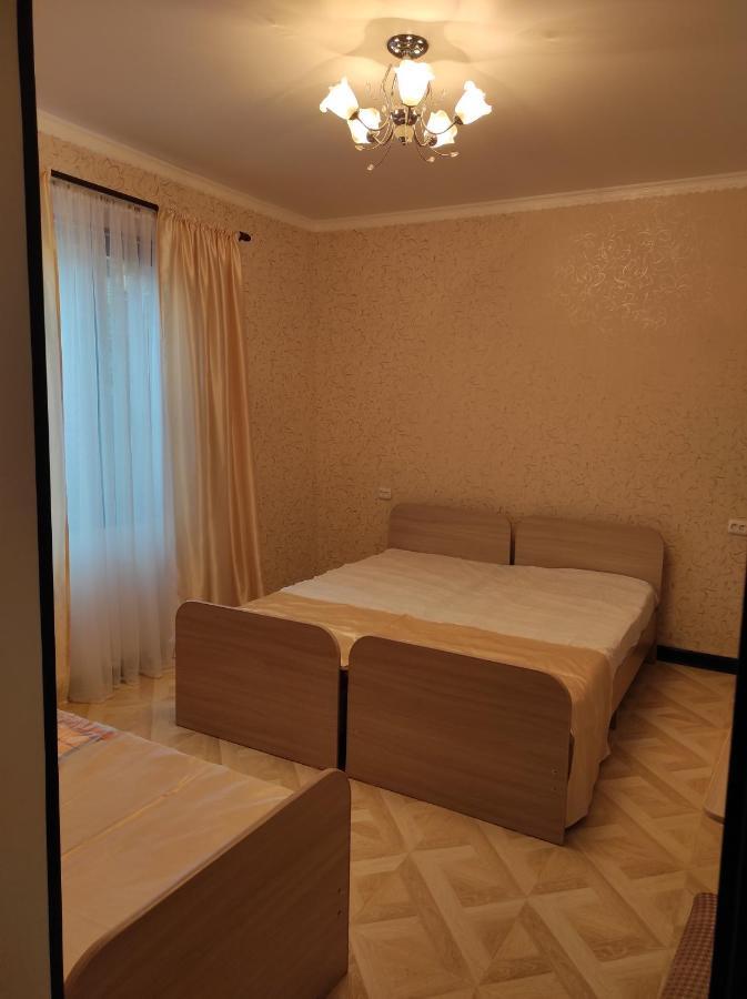 Гостевой Дом Лума Hotell Sukhumi Exteriör bild