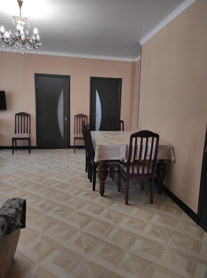 Гостевой Дом Лума Hotell Sukhumi Exteriör bild