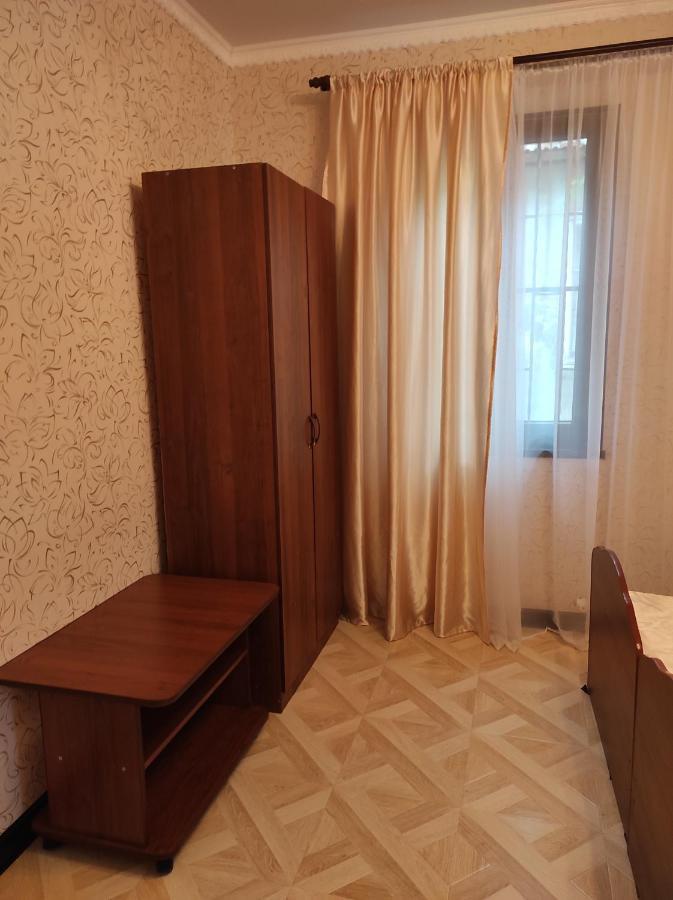 Гостевой Дом Лума Hotell Sukhumi Exteriör bild