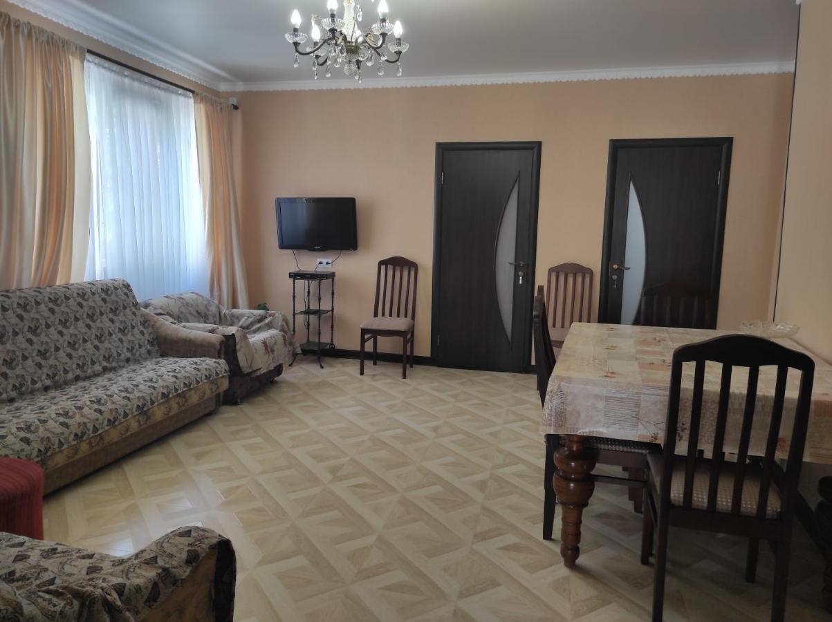Гостевой Дом Лума Hotell Sukhumi Exteriör bild