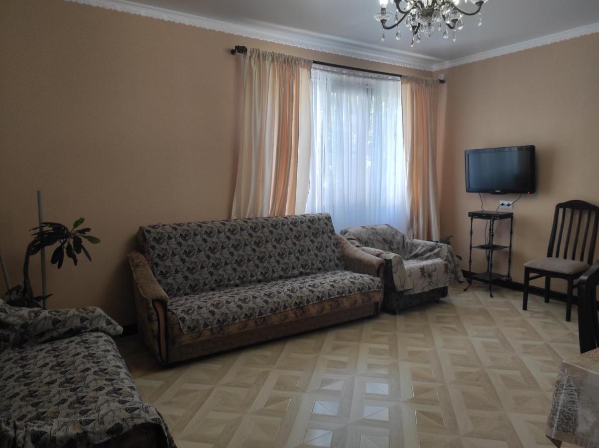 Гостевой Дом Лума Hotell Sukhumi Exteriör bild