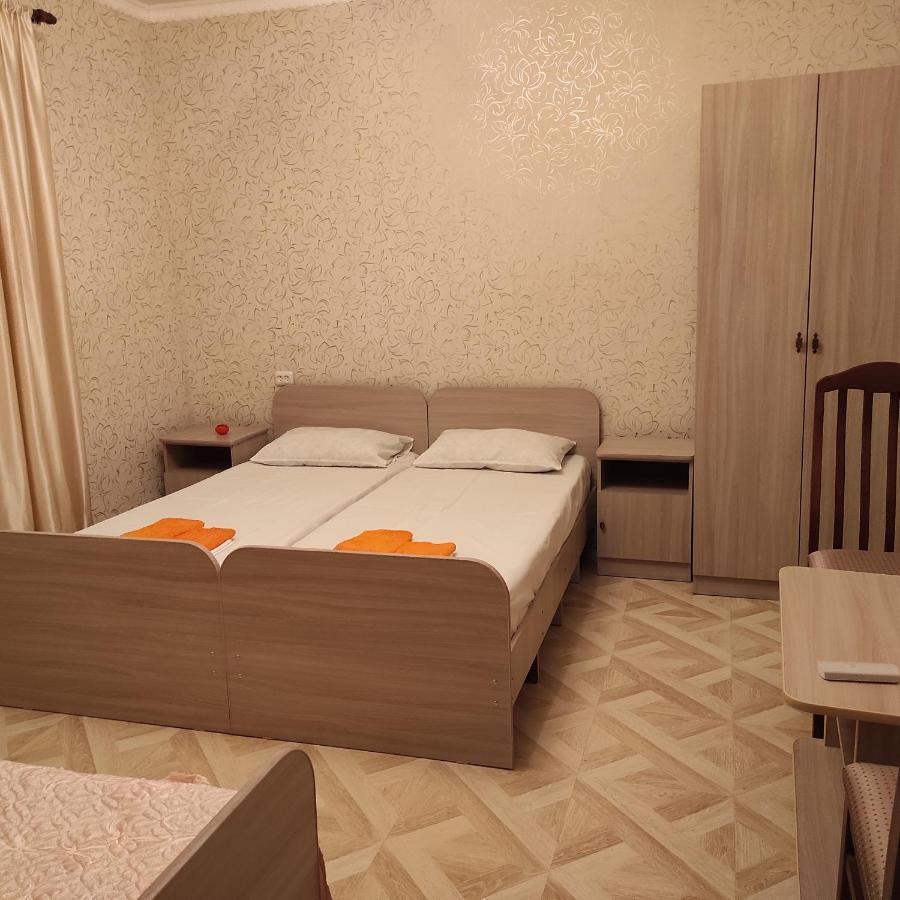 Гостевой Дом Лума Hotell Sukhumi Exteriör bild