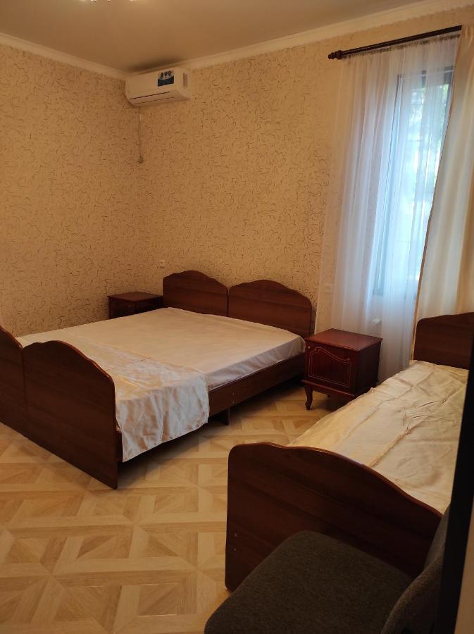 Гостевой Дом Лума Hotell Sukhumi Exteriör bild